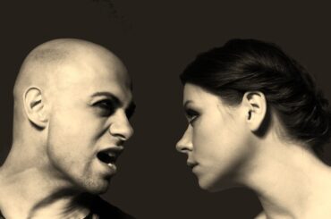 Ein Mann und eine Frau in einem Streitgespräch
