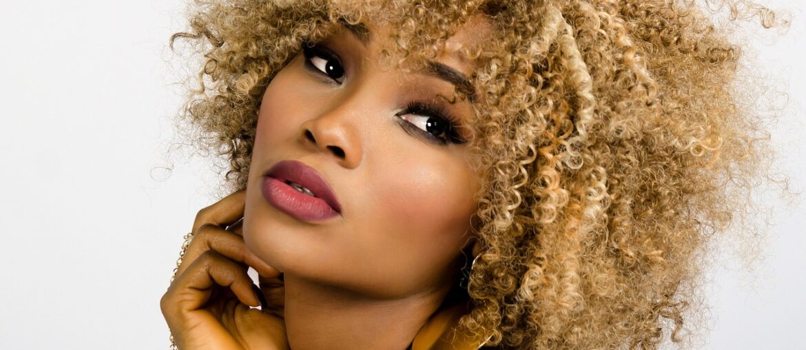 Blondierte Afrikanerin mit erotischem Blick