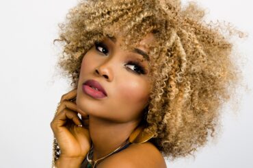 Blondierte Afrikanerin mit erotischem Blick