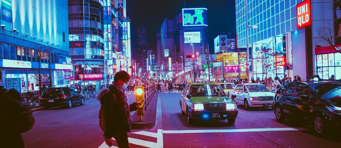 Japaner in einer japanischen Großstadt überquert Straße