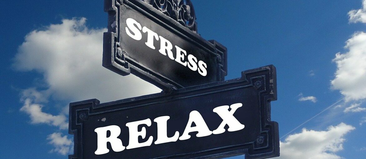 Zwei Schilder, auf denen einmal Stress und einmal Relax steht
