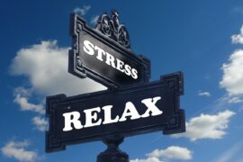 Zwei Schilder, auf denen einmal Stress und einmal Relax steht