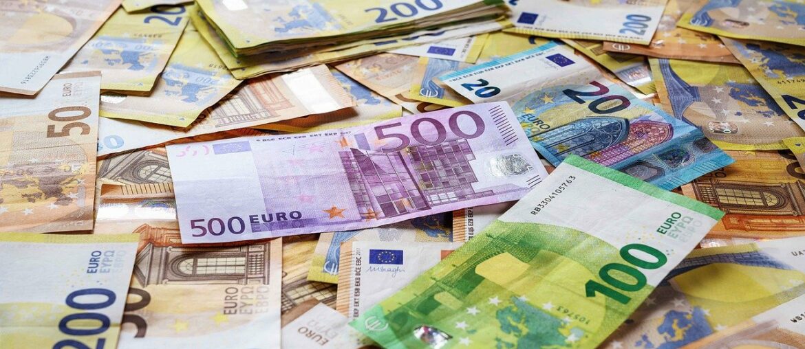 Euro-Banknoten auf einem Haufen
